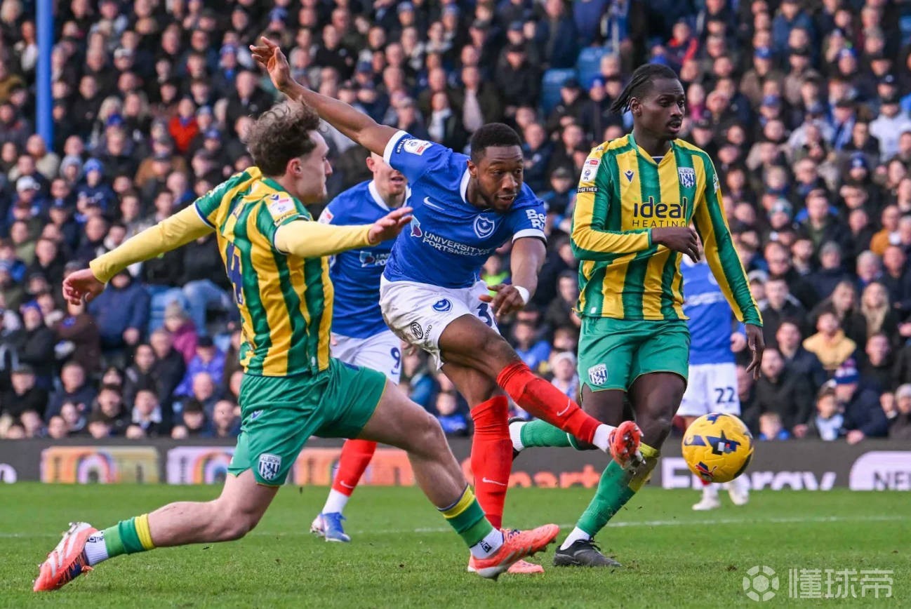 边裁被观众扔的口香糖击中眼睛，朴茨茅斯vs西布朗一度中止